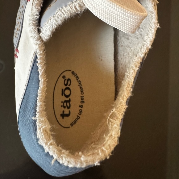 Taos Footwear Women’s Gray and Navy Sneakers - Picture 13 of 15